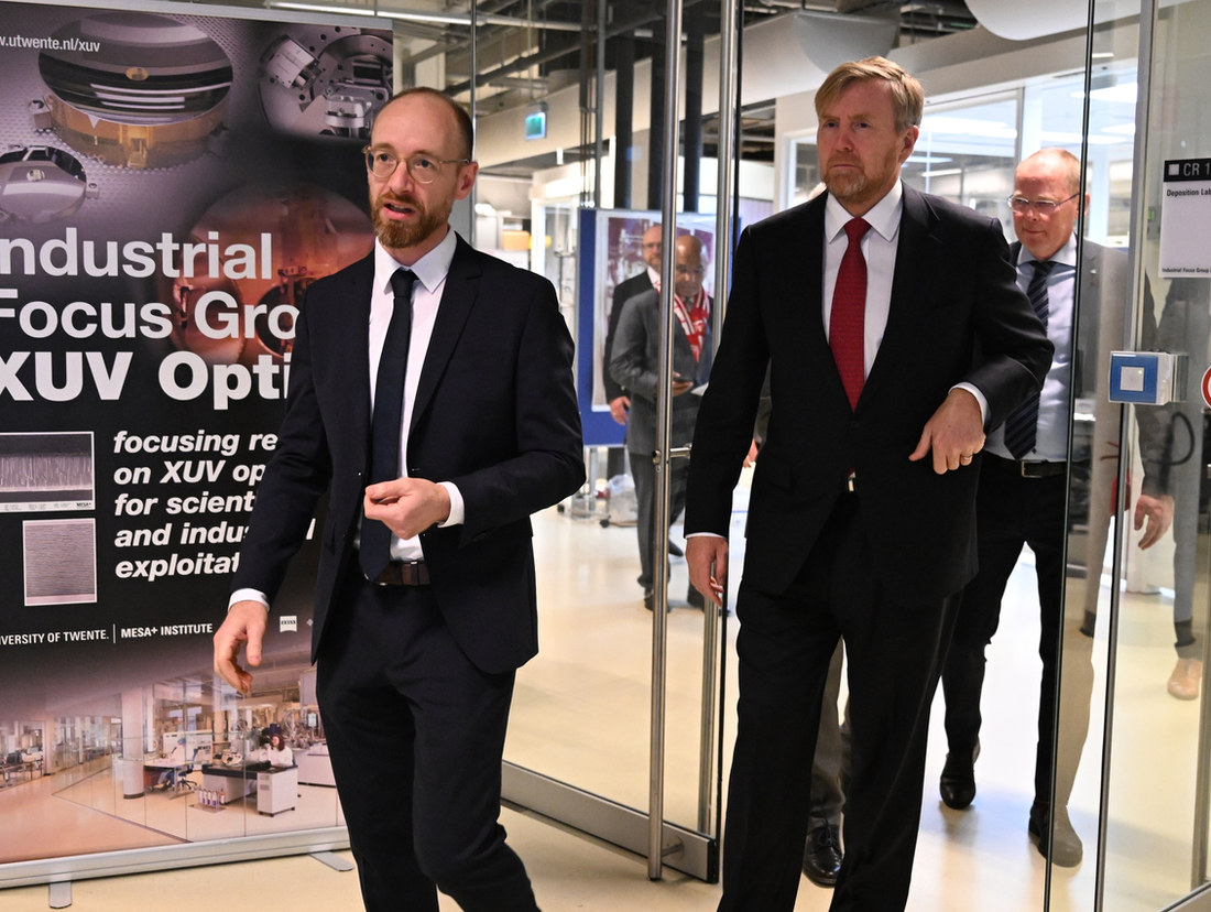 His Majesty King Willem-Alexander of the Netherlands visiting the XUV Optics laboratory, walking beside Professor Marcelo Ackermann