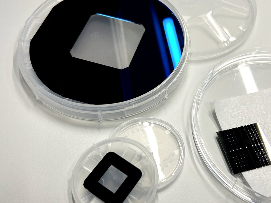 Free-standing silicon nitride membranes in wafer carriers